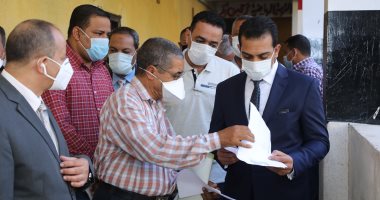 نائب محافظ قنا يتابع لجان امتحانات الثانوية العامة بمدينة فرشوط.. صور