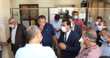 نائب محافظ قنا يتابع مستوى تقديم الخدمات للجمهور بالمركز التكنولوجى بفرشوط