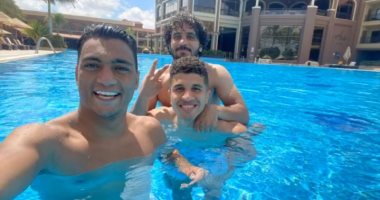 ثلاثي الزمالك يلجأون لحمام السباحة للتغلب على حرارة الجو فى معسكر برج العرب
