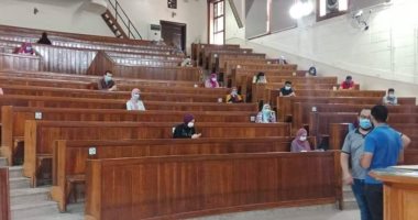 علوم القاهرة تبدأ امتحانات الفرق النهائية وسط إجراءات الوقاية من كورونا.. صور