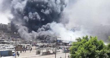شاهد.. آثار حريق محلات وأكشاك سوق توشكى بحلوان واستمرار عمليات التبريد