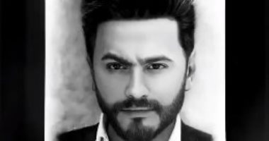 تامر حسنى يكشف مراحل رسمه بيد أحد معجبيه×4 صور..ويبدي إعجابه:"الصورة هتنطق"