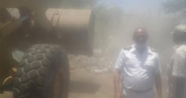 صور.. تنفيذ 7 قرارات إزالة لمبانى وأسوار فى حملات لحماية النيل بالأقصر