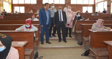 نائب رئيس جامعة الزقازيق يتفقد لجان امتحانات كليتى التربية والزراعة