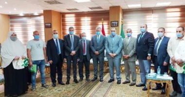 محافظ الشرقية ونائب "تنمية المشروعات" يسلمان شيكات للعملاء بـ1.450 مليون جنيه