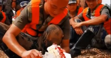 جندى صينى يحتفل بعيد ميلاده خلال مكافحته الفيضانات.. فيديو