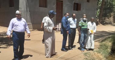 لجنة من الأبنية التعليمية تعاين قطعة أرض لبناء مدرسة تبرع بها الأهالى بإدفو