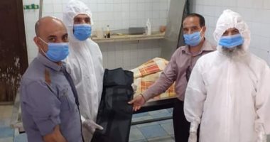 صور.. قصة مسن وشاب بالشرقية تطوعا لتغسيل موتى كورونا بعد عزوف المغسلين