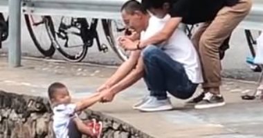 أب يعرض حياة ابنه للخطر بسبب رغبته فى تسجيل لحظة لا تنسى.. فيديو