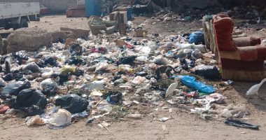 سيبها علينا.. شكوى من انتشار القمامة بقرية الحرانية بالجيزة