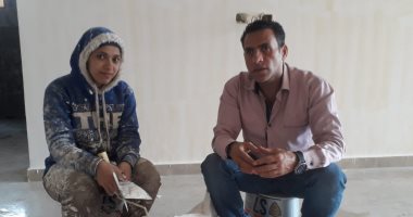 أجدع بنت في مصر.. "زلطة" إيدها اتقطعت ووقعت من 11 دور ولسه بتشتغل (فيديو)