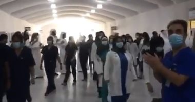 احتفال بآخر مريض يغادر مستشفى الإمارات الميدانى.. والطاقم الطبى: "لا كورونا".. فيديو وصور
