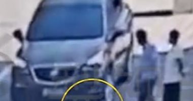 طفلة تنجو من الموت بأعجوبة بعد دهسها بسيارة فى الصين.. فيديو وصور