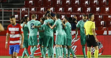 ريال مدريد يقهر غرناطة ثنائية ويقترب من التتويج بالدوري الإسباني.. فيديو