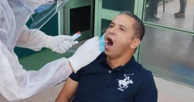 طاقم تحكيم أول ودية بعد كورونا يجرى المسحة الطبية فى الطلائع