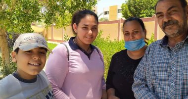 امتحان اللغة الأجنبية الثانية يرسم البسمة على وجوه طلاب الوادى الجديد.. صور