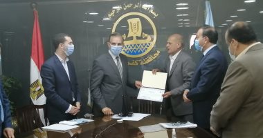 محافظ كفرالشيخ يهنئ رئيس مدينة مطوبس لبلوغه سن المعاش