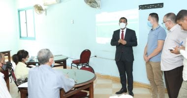محافظ قنا يكافئ مدير الإدارة الهندسية بمدينتى قنا والوقف