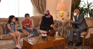 صور.. أبو الغيط يستقبل بمكتبه زوجة وأولاد الشهيد أحمد المنسى