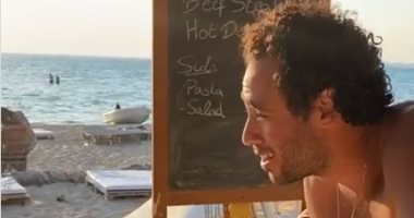رامى عاشور يتحول لمطرب ويغنى لعمرو دياب من أجل ابنة أحد أصدقائه.. فيديو وصور