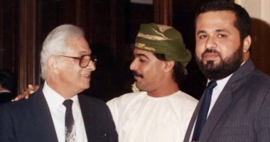 من 30 سنة.. الفنان العمانى إبراهيم الزدجالى فى صورة نادرة مع الراحل عمر الحريرى