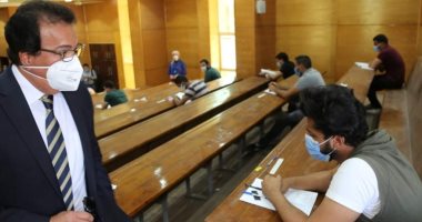 وزير التعليم العالى يتفقد لجان الامتحانات بكلية العلوم بجامعة السويس