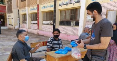 صور.. طلاب القاهرة يتسلمون أدوات الوقاية من كورونا قبل دخولهم لجان الثانوية العامة 