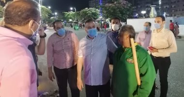 محافظ المنوفية يتفقد أعمال تخطيط شوارع العاصمة ويكافئ عامل نظافة