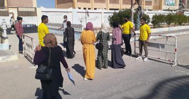 متطوعون من أبناء مدينة بئر العبد يقدمون خدمات التنظيم والتعقيم لطلبة الثانوية العامة
