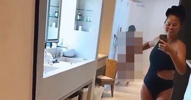 النجمة كريستي تيجن تخفى جسد زوجها جون ليجاند أثناء الاستحمام .. صور