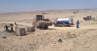 العامة للمياه الجوفية تستمر فى تجهيز مخر وادى العمبجى للسيول بالقصير..صور