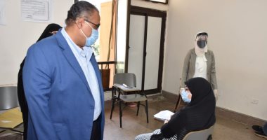صور.. نائب رئيس جامعة عين شمس يتابع تنفيذ الإجراءات الوقائية بامتحانات كلية التمريض