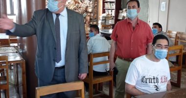 نائب رئيس جامعة الإسكندرية يتفقد امتحانات اليوم الأول لكلية الأداب .. صور