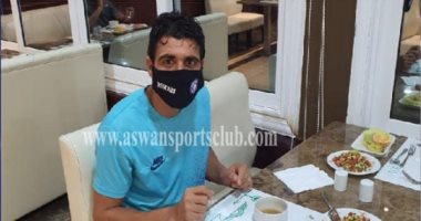 أسوان يشدد على تطبيق الإجراءات الاحترازية فى معسكر الفريق.. صور