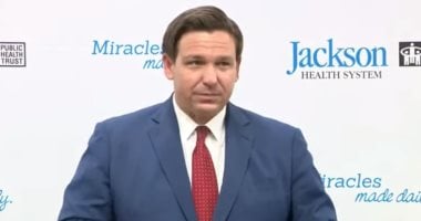 بديل ترامب.. من هو رون ديسانتيس مرشح الجمهوريين المحتمل لـ2024؟.. "نيوزويك": زيادة فرص حاكم فلوريدا للوصول للبيت الأبيض بعد مداهمة منزل دونالد.. واستطلاع: 23.26٪ فرصة فوزه بالانتخابات مقابل 20.41٪ للرئيس السابق