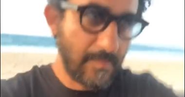 رقصة غريبة لأحمد حلمى على البحر ويعلق: "لما متلاقيش حاجة تحطها على تيك توك"