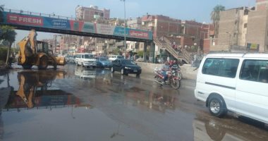 كسر بخط المياه الرئيسى بطوخ يتسبب فى زحام مرورى بالطريق الزراعى.. صور