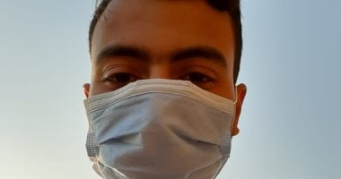 "محمد" طالب بجامعة الزقازيق يشارك بصورته بالكمامة التزاما بإجراءات الوقاية