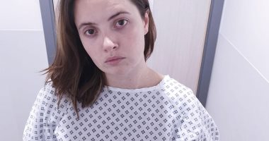 كيف يتسبب كوفيد 19 في حدوث ضرر دائم للمتعافين.. 3 ناجين من الفيروس في العشرينات من عمرهم لازالوا يعانون من الإرهاق وسرعة ضربات القلب وضيق التنفس رغم تعافيهم ..دراسات :الأعراض تستمر لشهور بعد التخلص من الفيروس 