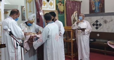 صور.. كنيسة العذراء مريم بالمريس غرب الأقصر تقيم القداس الإلهى بإجراءات وقائية