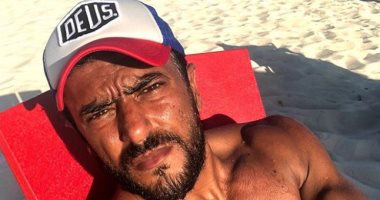أحمد العوضى فى صورة جديدة على البحر..وجمهوره: التكشيرة دى مش لايقه ع البحر