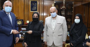 محافظ قنا يكرم طالبة فى السنة النهائية بكلية الطب لتفوقها العلمى