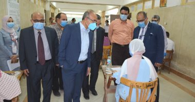 رئيس جامعة الزقازيق يتفقد أعمال إمتحانات الفصل الدراسى الثانى بكليتى العلوم والصيدلة