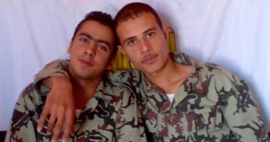 كلنا جيش مصر.. "أحمد" و"على" يشاركا بالزى العسكرى لخدمة الوطن