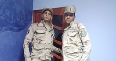 "علاء وياسين" يشاركان صحافة المواطن صورة بالزى العسكرى خلال فترة التجنيد
