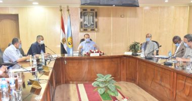 محافظ أسيوط يناقش ملفى التصالح والتقنين.. ويؤكد: إزالة فورية لمخالفات البناء