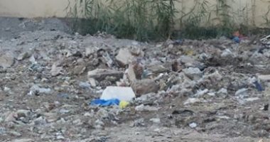 قارئ يشكو تجميع القمامة ومخلفات البناء خلف منزله بالبحيرة