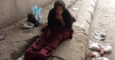 احنا معاك.. قارئ يشارك صورة سيدة بلا مأوى أسفل كوبرى قليوب