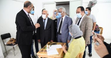 محافظ بورسعيد يتفقد امتحانات الفرقة الرابعة بكلية التربية النوعية.. صور