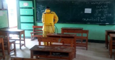 صور.. تطهير وتعقيم لجان الثانوية العامة والدبلومات الفنية بكفر الشيخ